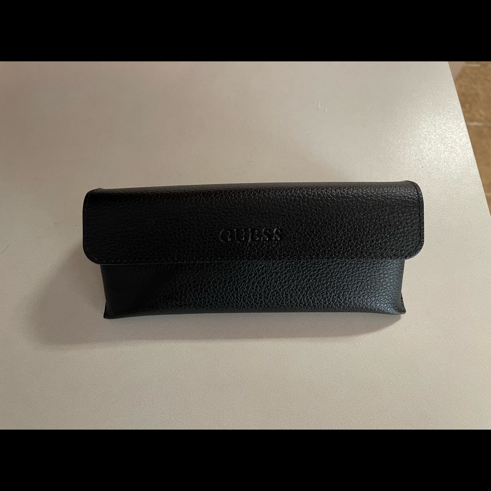 COPY - Guess - glasses case holder 👓